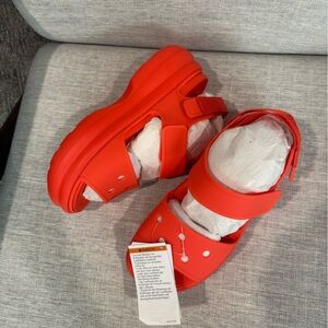 NWT Crocs Y Strap Soho Sandal W9